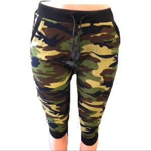 ⬇️2️⃣5️⃣Camo Capri Pants  L/XL. NWT